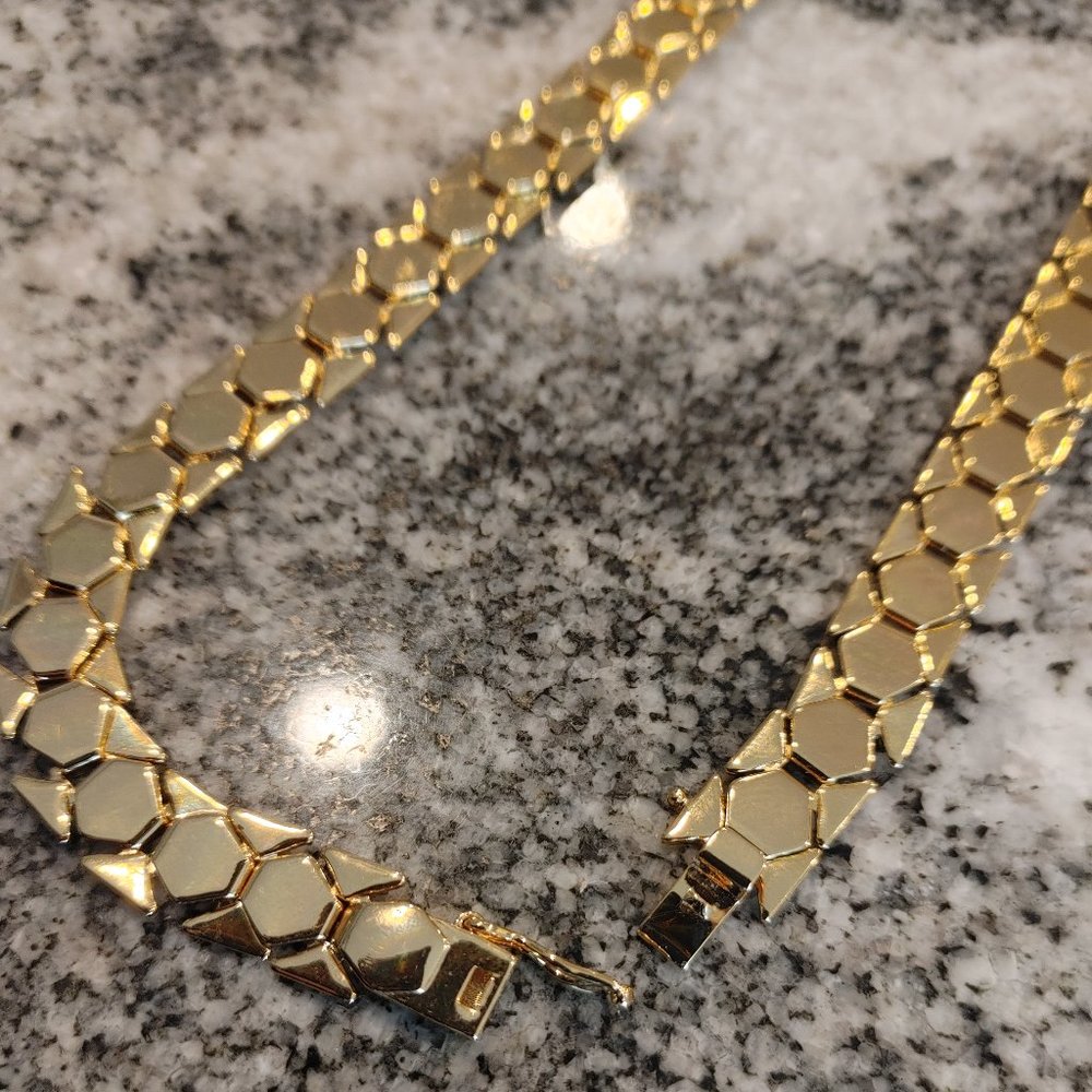 NWOT Women's chain necklace. Gold tone, with closure on back. - Picture 5 of 13